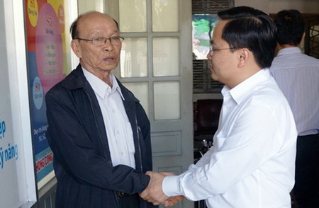 Đồng chí Nguyễn Anh Tuấn gặp gỡ và lấy ý kiến với chú Trần Văn Mãnh (bí danh Hai Văn), nguyên tổng đội trưởng, tổng đội Thanh niên xung phong Giải phóng Miền Nam.